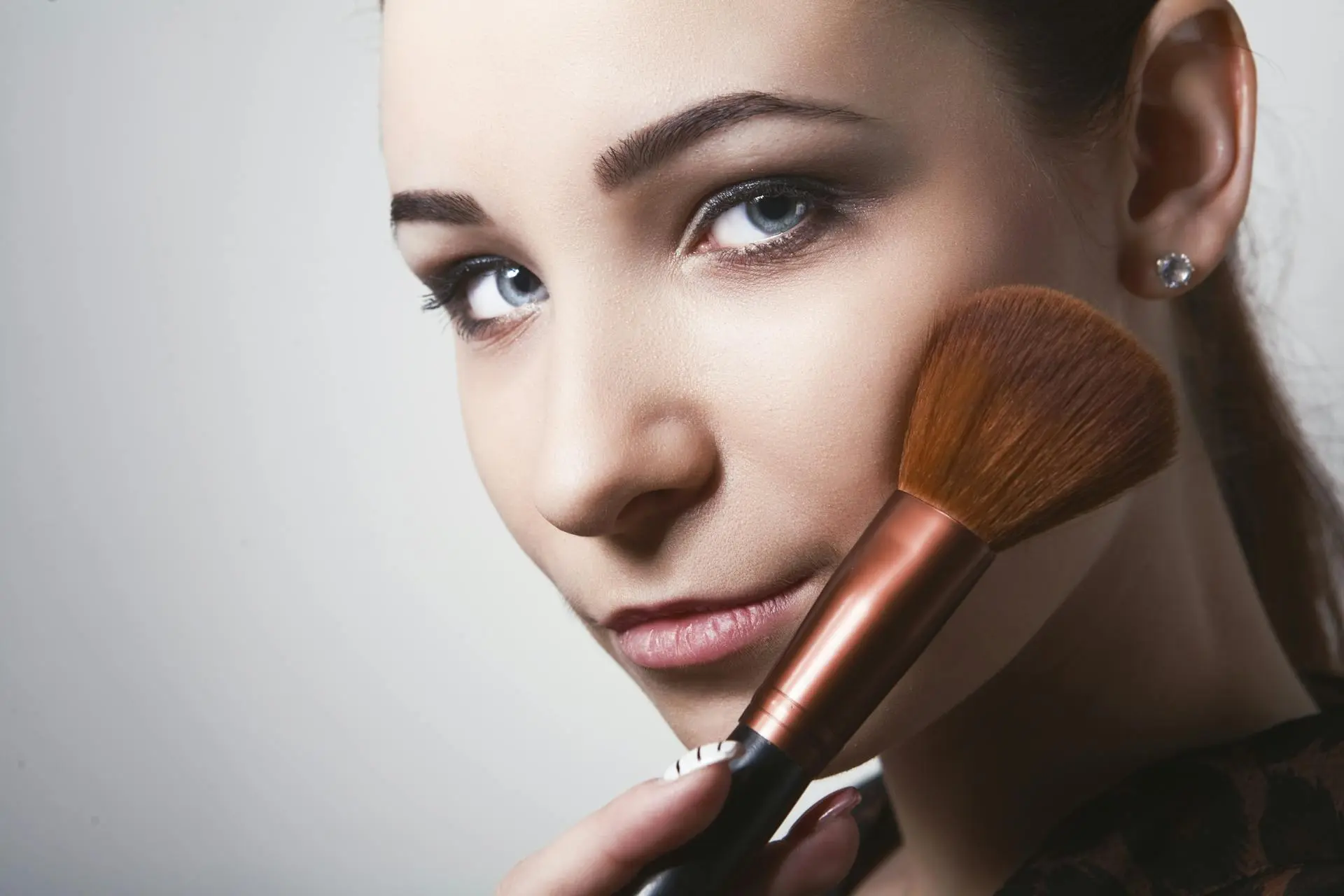 Applying sweat proof foundation with a makeup sponge