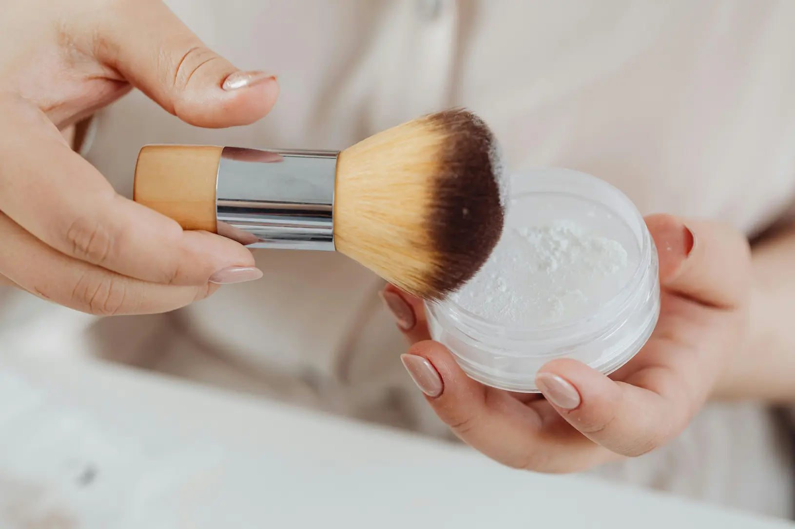 Finely milled powder for natural finish in makeup