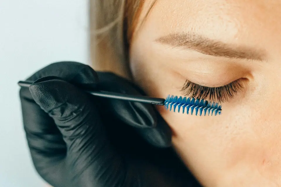 applying castor oil for eyelashes