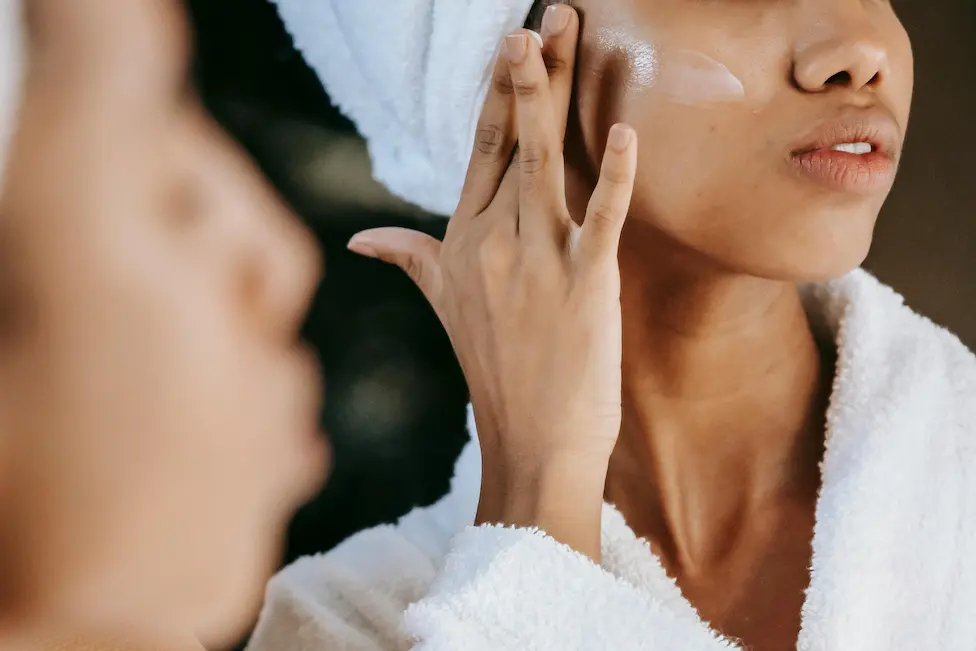 Hydrated skin base before powder for smooth makeup in how to use setting powder